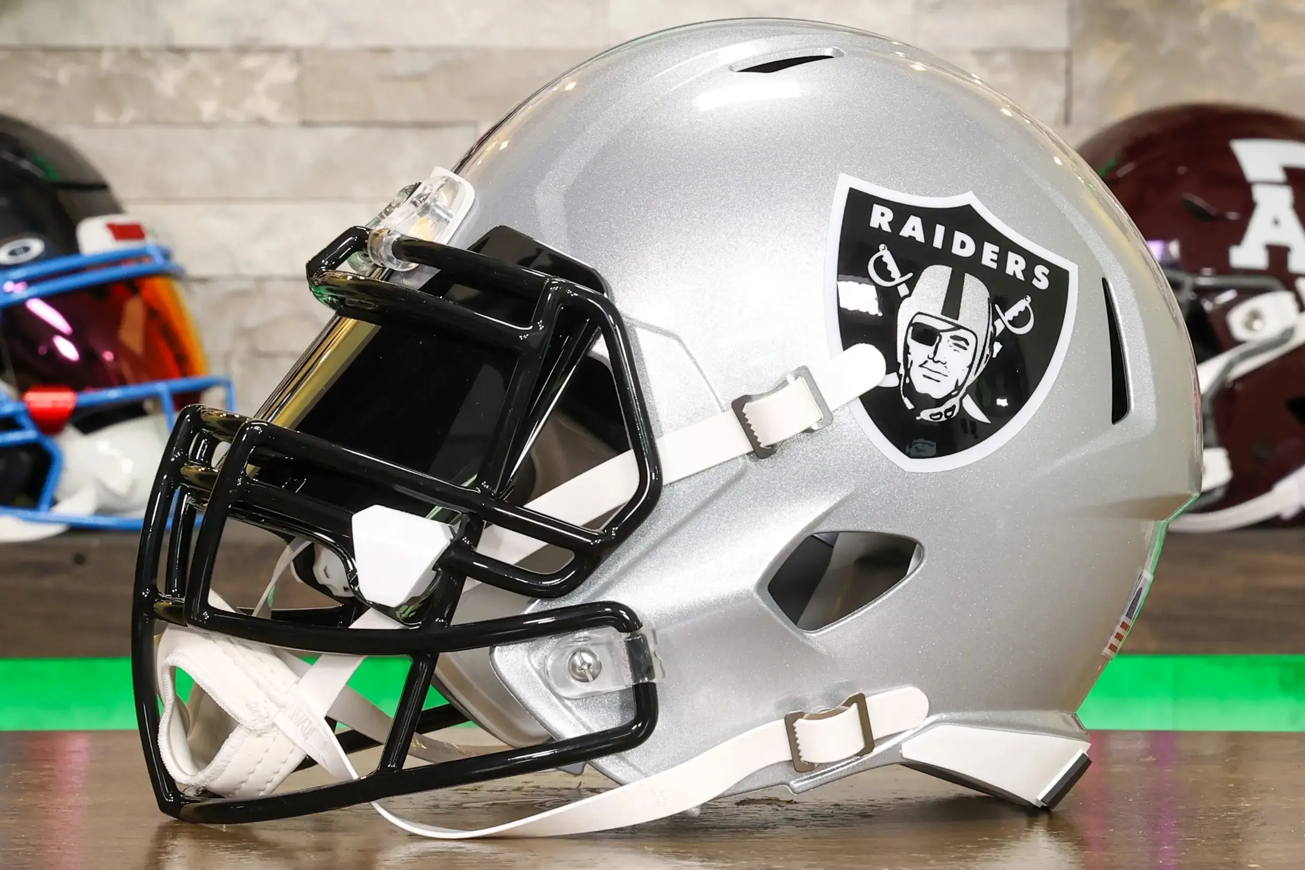 Las Vegas Raiders Riddell Speed Display Helmet - GG Edition 02590