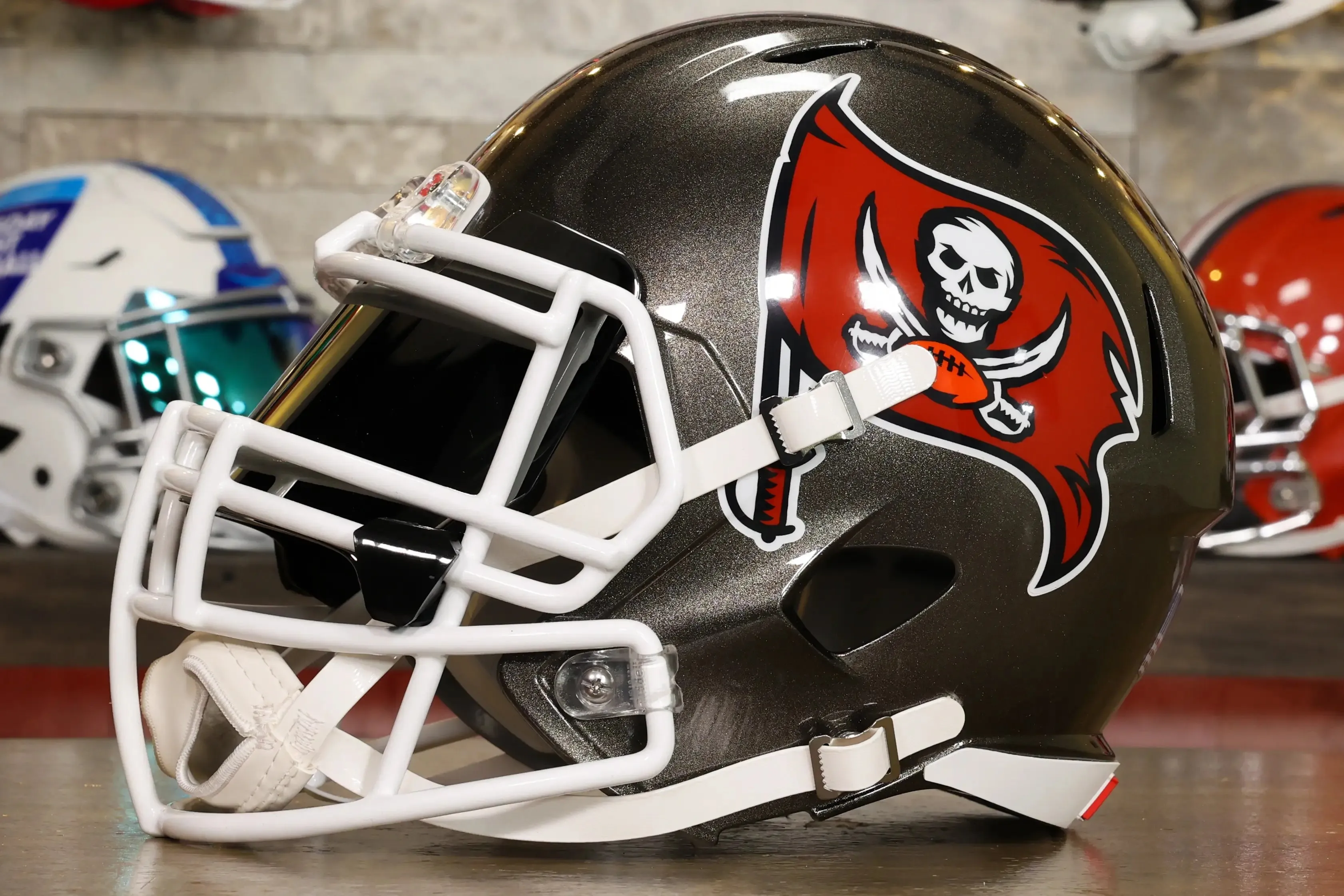 Tampa Bay Buccaneers Riddell Speed Display Helmet - GG Edition