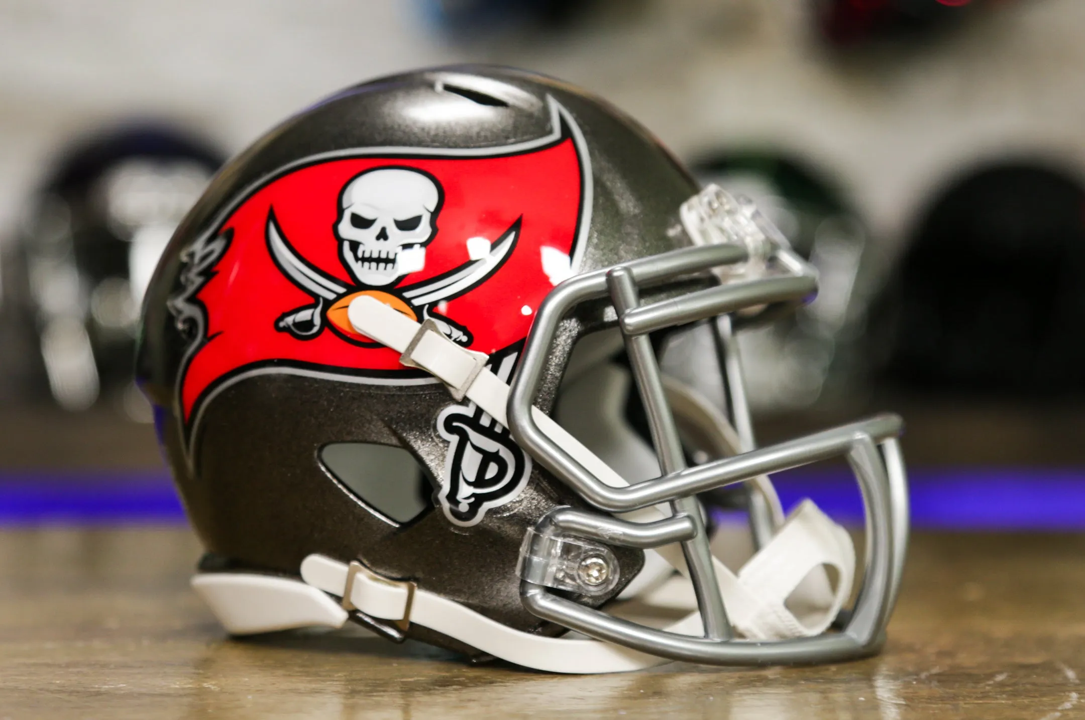 Tampa Bay Buccaneers Riddell Speed Mini Helmet - 2014-2019 Throwback